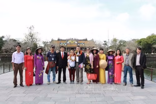 Thua Thien-Hue et Lam Dong attirent des centaines de milliers touristes pendant le Têt traditionnel ảnh 1
