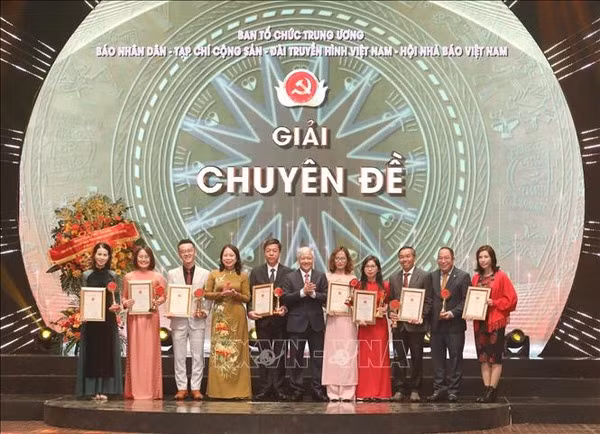 La cérémonie de remise des Prix nationaux de la presse sur l’édification du Parti ảnh 4