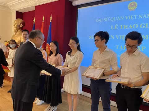 Remise de Prix aux excellents étudiants vietnamiens en France ảnh 1