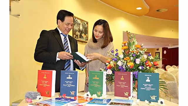 Présentation du 5e volume du dictionnaire tchèque-vietnamien à Prague ảnh 1