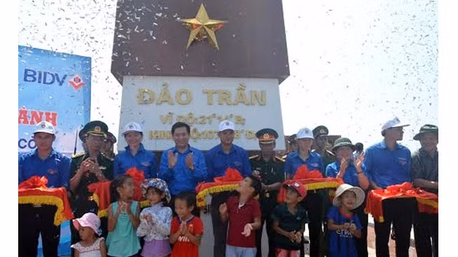 Au Nord, un mât au drapeau national inauguré sur l’île de Trân ảnh 1