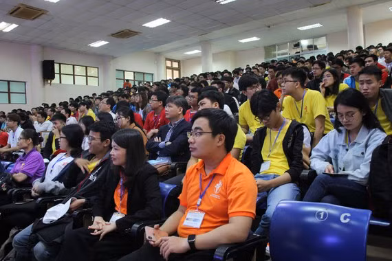 Environ 700 étudiants présents à trois concours d'informatique à Da Nang ảnh 1