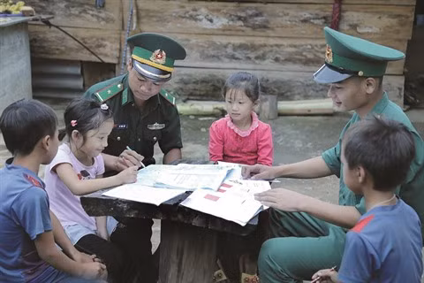 Les jeunes militaires œuvrent pour la Nouvelle ruralité ảnh 3