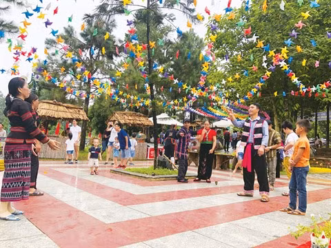 Le Village culturel et touristique des ethnies du Vietnam, une destination prisée ảnh 1