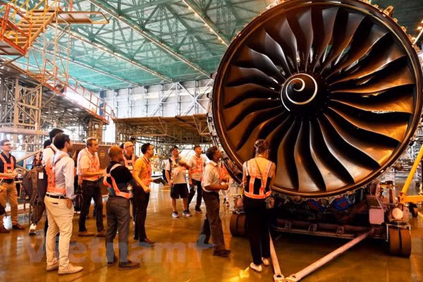  Des experts internationaux visitent un établissement de maintenance aéronautique au Vietnam ảnh 1