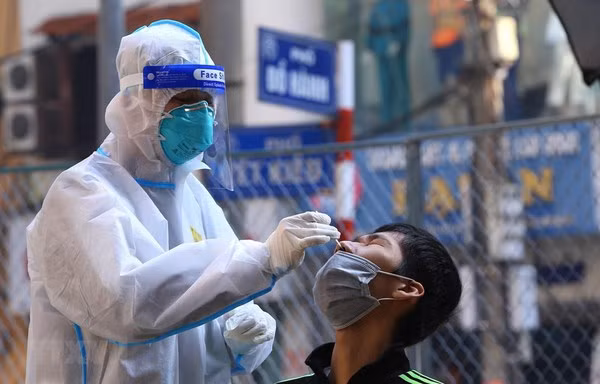 Le COVID-19 est classé désormais comme une maladie infectieuse du groupe B ảnh 1