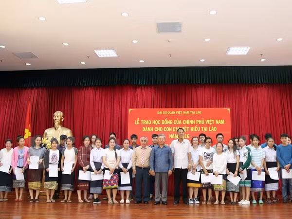 Le gouvernement accorde des bourses d'étude aux enfants de la diaspora établie au Laos ảnh 1