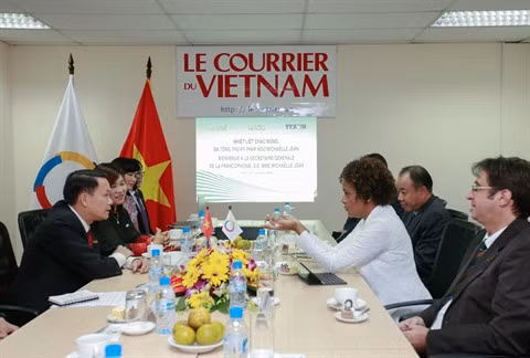 Michaëlle Jean s'engage aux côtés du Courrier du Vietnam ảnh 1