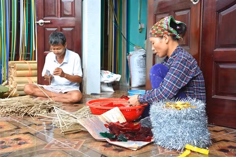 La fabrication des lanternes étoilées bat son plein à Nam Dinh ảnh 1