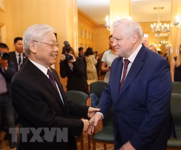 Le secrétaire général du PCV reçoit le président du parti Russie juste ảnh 1