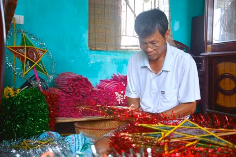 La fabrication des lanternes étoilées bat son plein à Nam Dinh ảnh 3