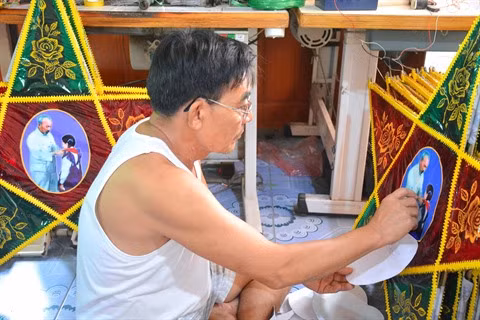 La fabrication des lanternes étoilées bat son plein à Nam Dinh ảnh 2