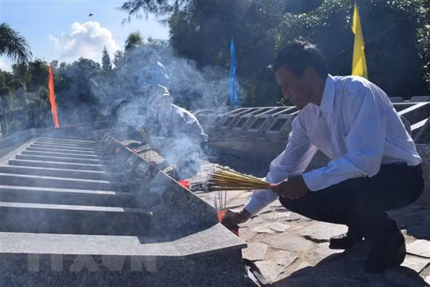 Les restes de 72 soldats inhumés à Kien Giang ảnh 1