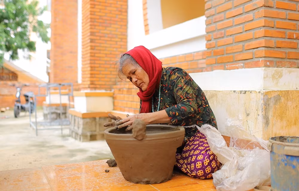 L’art de la poterie des Cham : Visite du village centenaire de Bau Truc ảnh 1
