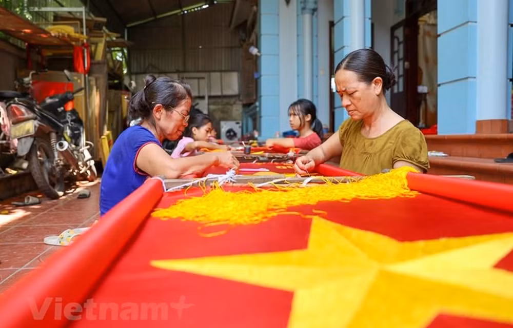 A la découverte d’un village où sont fabriqués des drapeaux nationaux ảnh 1