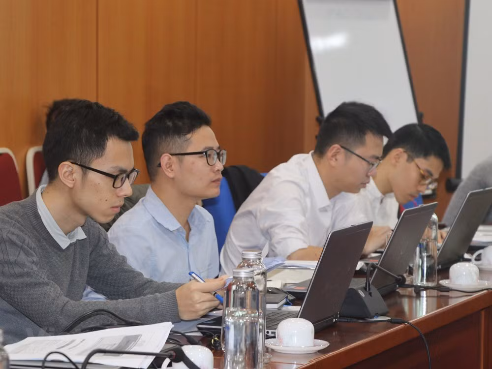 Des experts internationaux aident la formation à la gestion durable de la dette au Vietnam ảnh 2