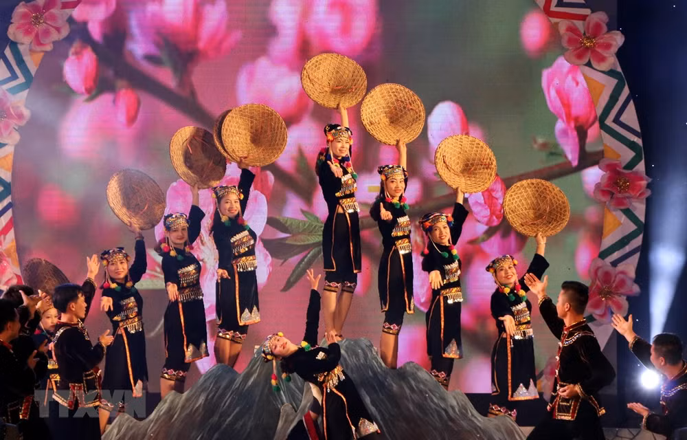 Clôture du 6e Festival de jeu de lancer de balles d’étoffe Vietnam-Laos-Chine ảnh 1