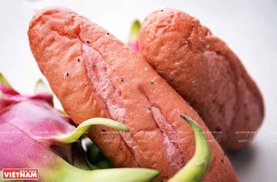 Le pain au fruit du dragon, la petite douceur née de la crise de COVID-19 ảnh 4 Le pain au fruit du dragon, la petite douceur née de la crise de COVID-19 ảnh 4