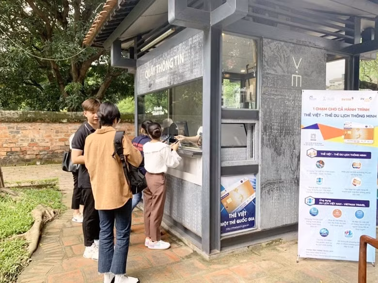 Lancement de la carte à puce de voyage au Temple de la Littérature de Hanoi ảnh 1