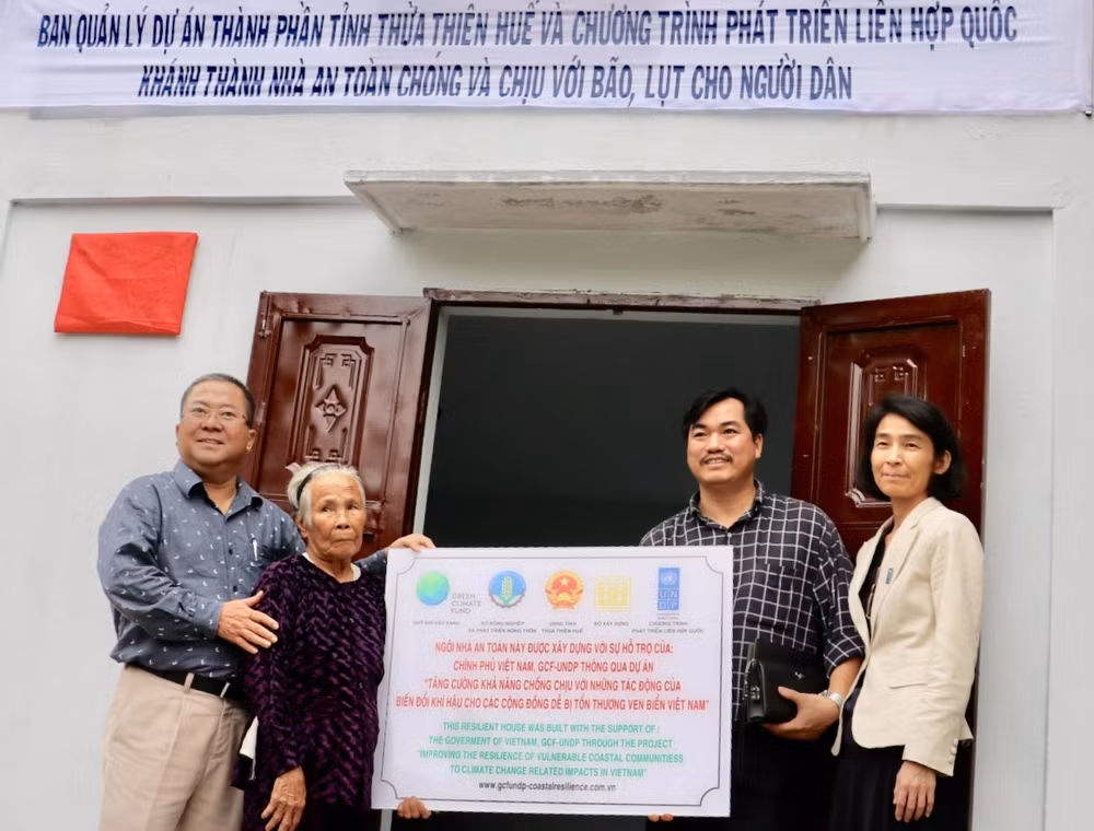 Le PNUD remet une centaine de maisons résistantes aux crues à Thua Thiên-Huê ảnh 1