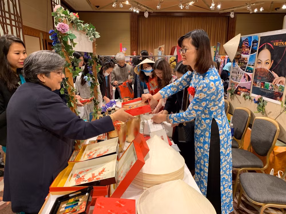Le Vietnam participe à la 43e foire caritative de l’Association des femmes de l’Asie-Pacifique ảnh 1