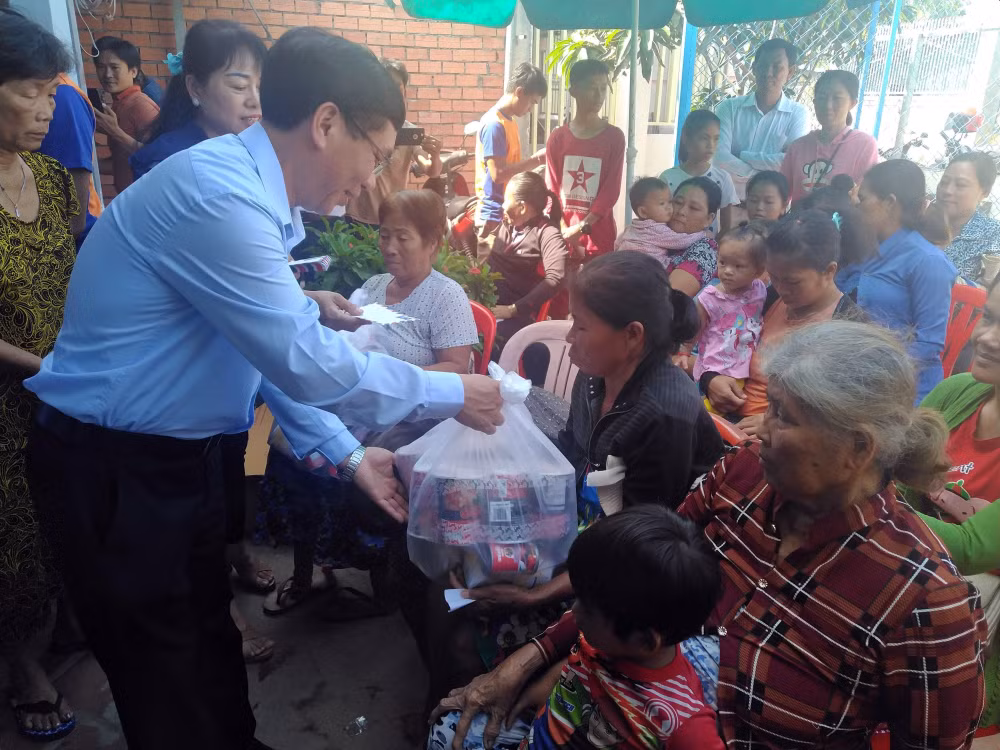 L'ambassade du Vietnam au Cambodge soutient les habitants touchés par des inondations ảnh 1