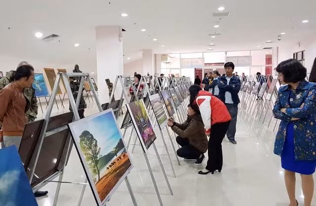 Ouverture d'une exposition sur les réalisations de Da Lat à travers l’histoire ảnh 1