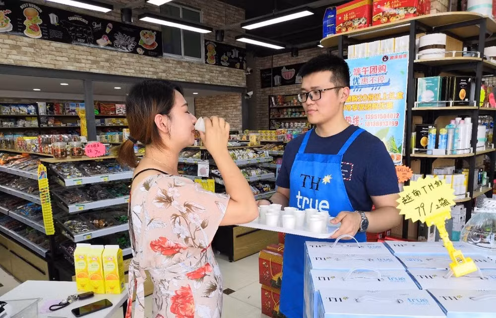 Premier lot de produits laitiers vietnamiens exporté vers la Chine ảnh 1