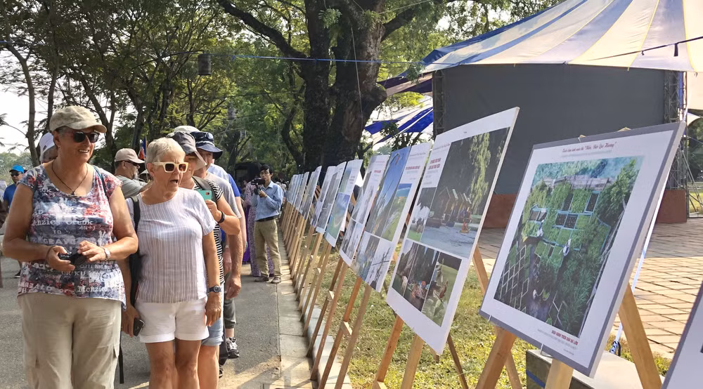 Exposition de photos « La mer et les îles de la Patrie » à Huê ảnh 2 Exposition de photos « La mer et les îles de la Patrie » à Huê ảnh 2