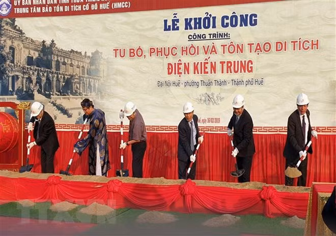 Début de la restauration du palais Kien Trung à Hue ảnh 1