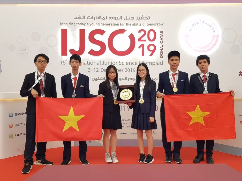 Trois médailles d'or pour le Vietnam aux Olympiades internationales junior des sciences ảnh 1