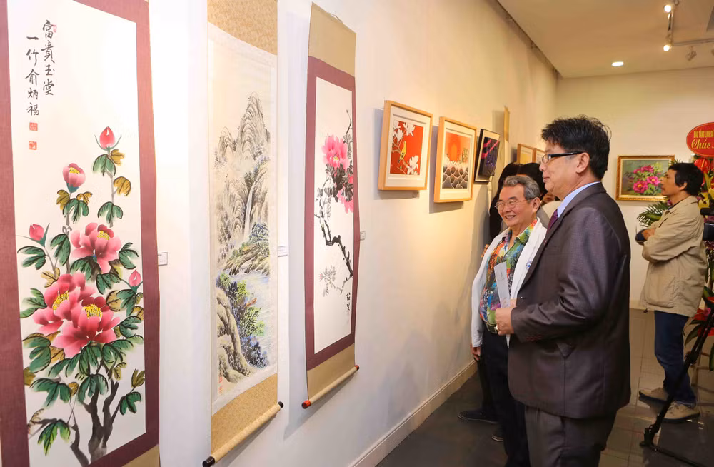 Exposition d'échange international des beaux-arts Vietnam – R. de Corée à Hanoï ảnh 1