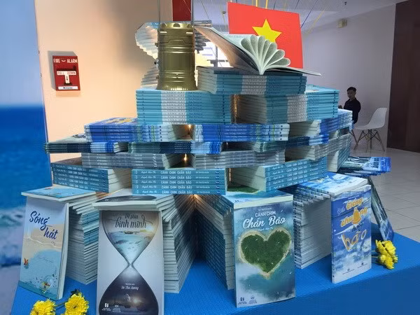 Présentation d'œuvres littéraires sur les mers et les îles du Vietnam 2019 ảnh 1
