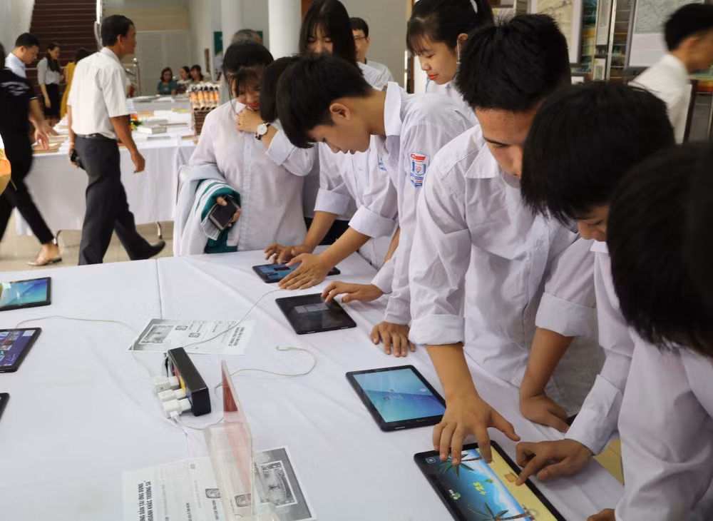 Ninh Binh : Ouverture de la Journée du livre et de l'exposition sur Hoàng Sa et Truong Sa ảnh 2