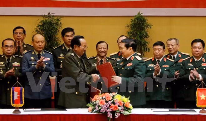 Une délégation militaire vietnamienne en visite officielle au Cambodge ảnh 1
