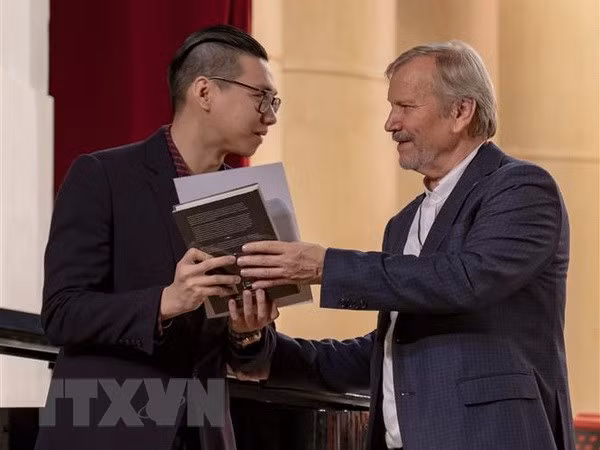 Un étudiant vietnamien remporte le prix au Festival russe de la musique ảnh 1 Un étudiant vietnamien remporte le prix au Festival russe de la musique ảnh 1