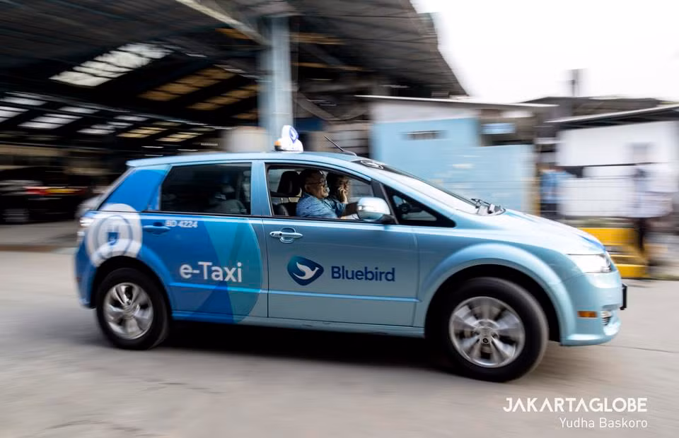Le plus grand opérateur de taxi indonésien présente sa flotte de taxis électriques ảnh 2