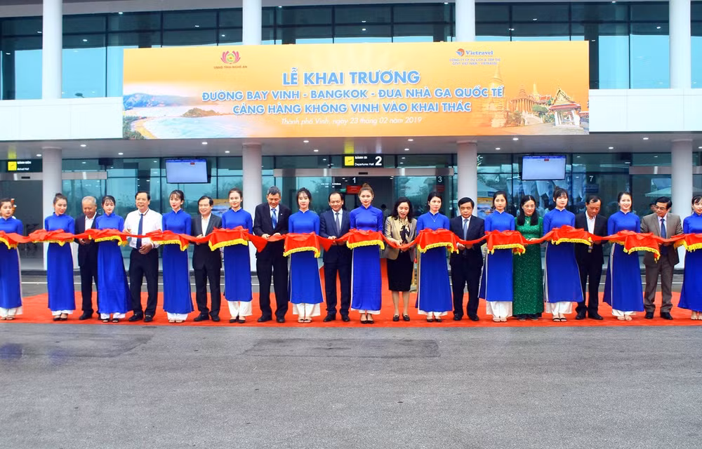 L’aéroport international de Vinh accueille les premiers touristes étrangers ảnh 1