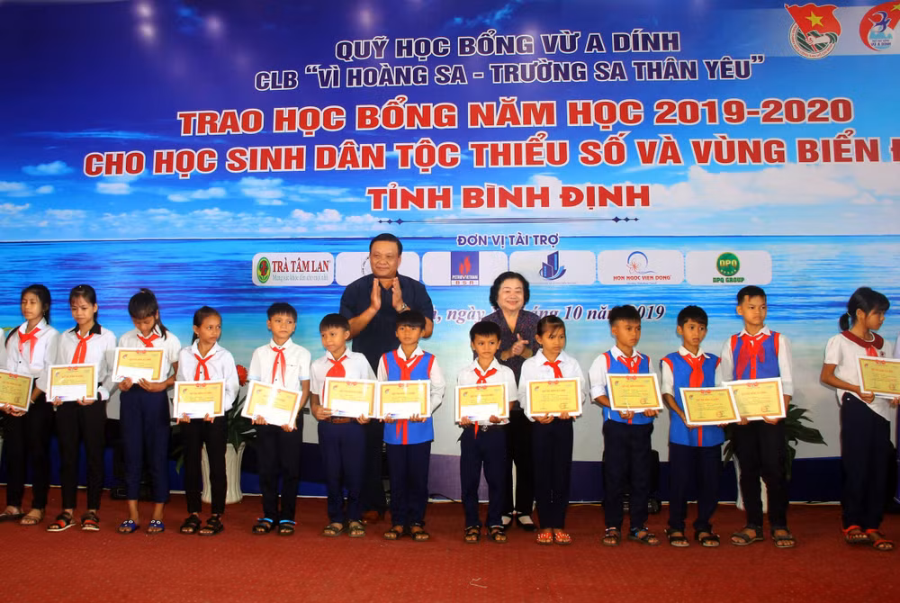 Binh Dinh: 110 bourses d'études remises à des élèves en difficulté ảnh 1