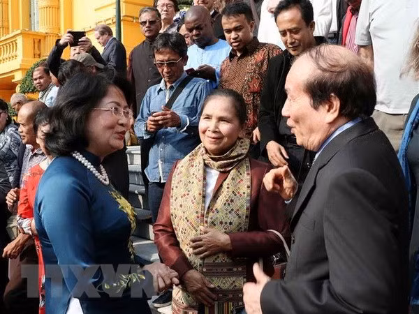 La vice-présidente Dang Thi Ngoc Thinh reçoit des poètes et écrivains étrangers ảnh 1
