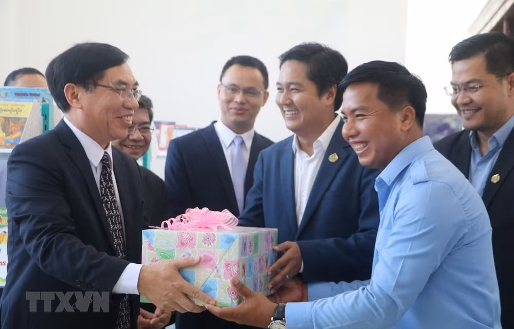 Remise de 500 livres à la bibliothèque de la province de Kampong Speu (Cambodge) ảnh 1