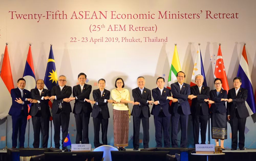 La 25e conférence restreinte des ministres de l’Economie de l’ASEAN à Phuket ảnh 1