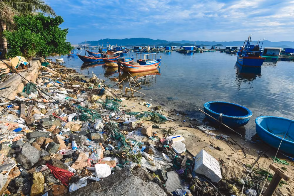 Ouverture d'une exposition de photos sur les déchets plastiques à Hanoï ảnh 1