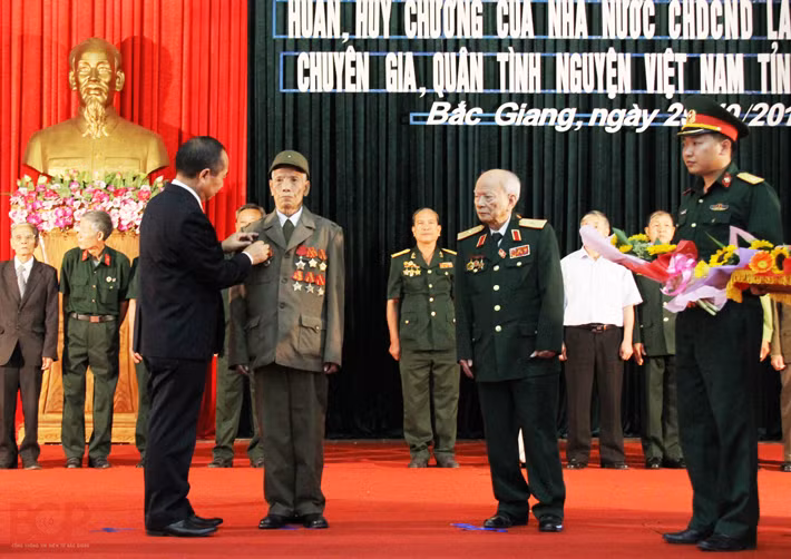 Le Laos met à l’honneur des volontaires et experts de Bac Giang ảnh 1
