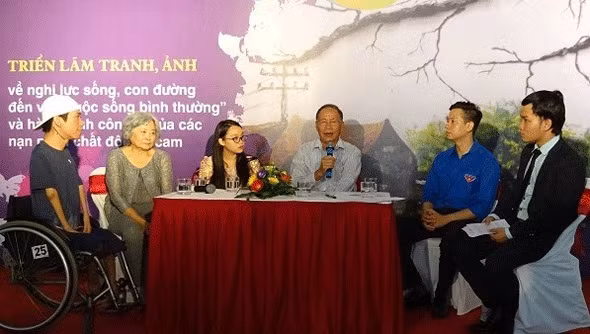 Les jeunes se donnent la main pour adoucir la douleur de l’agent orange ảnh 3