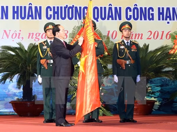 Commémoration de la 70e Journée traditionnelle des forces armées de Hanoï ảnh 1