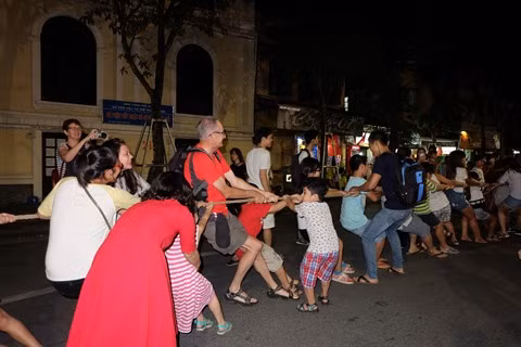 Des jeux traditionnels dans les rues piétonnes à Hanoï ảnh 2 Des jeux traditionnels dans les rues piétonnes à Hanoï ảnh 2