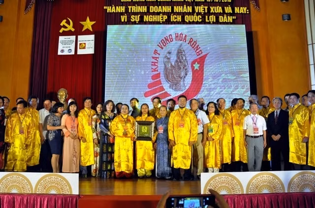Les hommes d'affaires vietnamiens œuvrent toujours au développement national ảnh 1 Les hommes d'affaires vietnamiens œuvrent toujours au développement national ảnh 1
