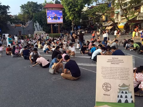 Des jeux traditionnels dans les rues piétonnes à Hanoï ảnh 1