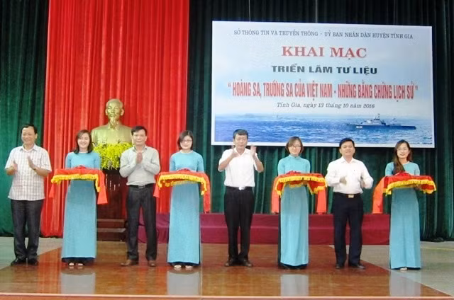 Exposition "Hoàng Sa et Truong Sa appartiennent au Vietnam" à Thanh Hoa ảnh 1